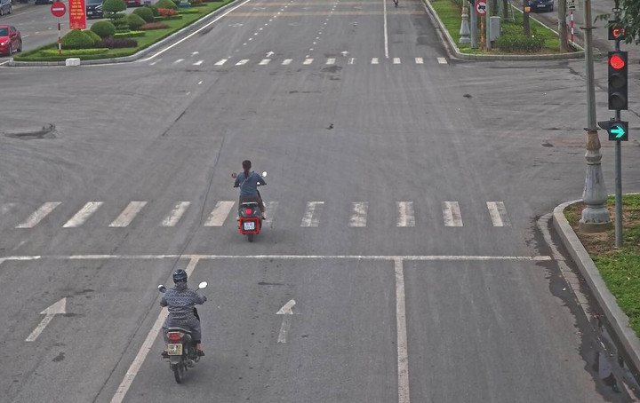 Mô tô vượt đèn đỏ, không đội mũ bảo hiểm tại phường Bắc Giang, tỉnh Bắc Ninh. (Ảnh: Công an Bắc Ninh)