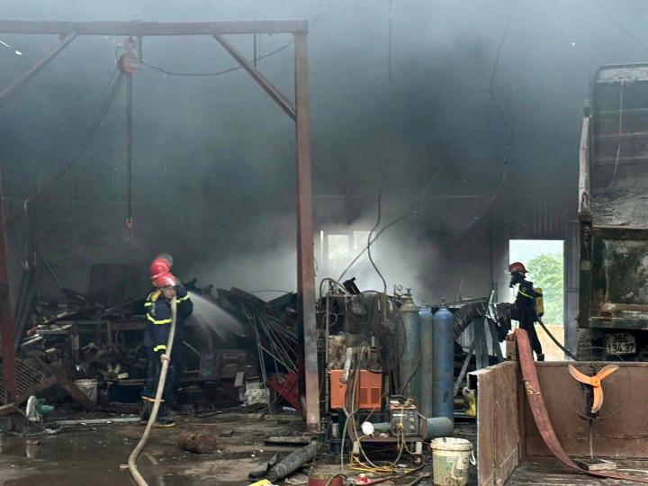 Nhiều tài sản bị thiêu rụi sau vụ cháy.