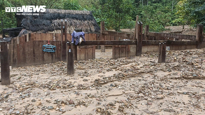 Tài sản của người dân bị hư hại nặng nề.