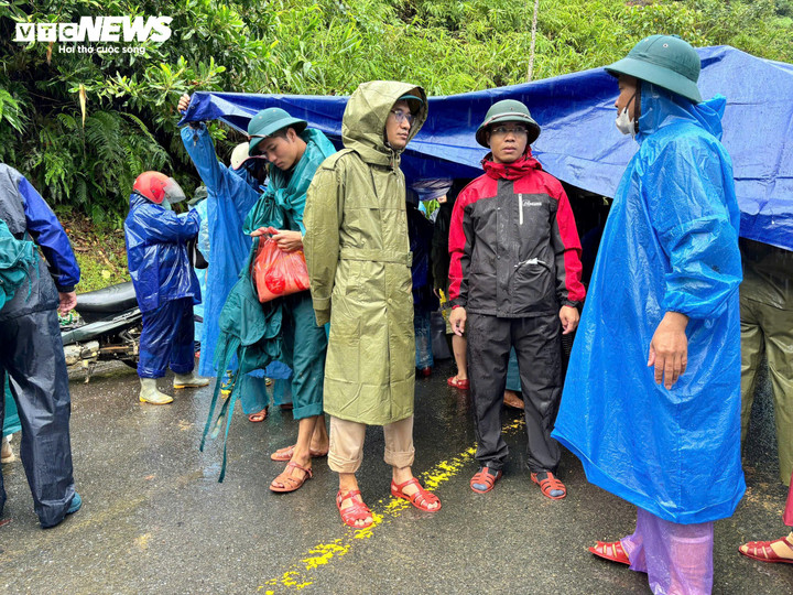 Chủ tịch UBND xã Avương cho biết: "Nhờ sự chủ động nhận diện sớm rủi ro của lãnh đạo xã và thôn nên đã di chuyển dân về vị trí cao, ở tạm thời nhà người thân. Nhờ vậy, không ai ảnh hưởng đến tính mạng”.