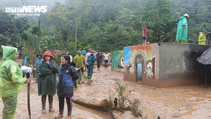 Sạt lở do mưa lớn vùi lấp gần hết 1 khu dân cư ở miền núi Đà Nẵng - 2