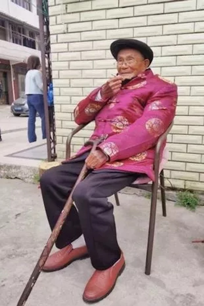 Cụ luôn thức dậy vào 5h để bắt đầu ngày mới.