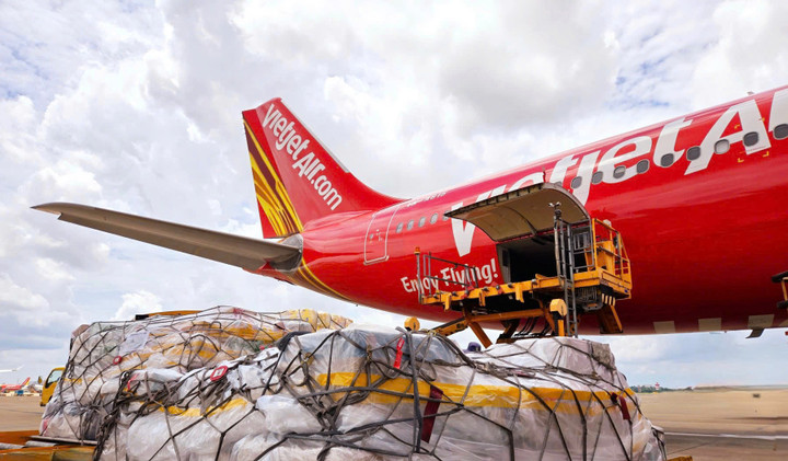 Nhiều tấn hàng của người dân cả nước được Vietjet nhanh chóng vận chuyển đến với đồng bào vùng bão lũ.