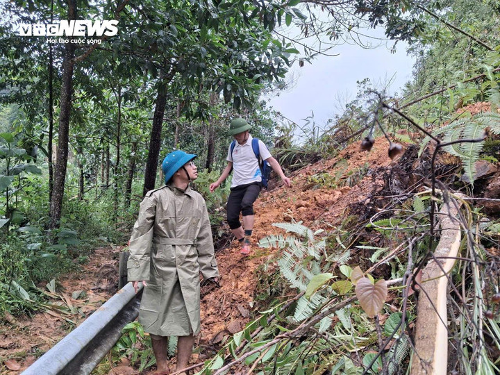“Khối lượng sạt lở nhiều, có đoạn đường bị đứt, gãy. Nếu dọn đường thì ô tô, xe máy cũng không lưu thông được, ngoài khả năng của địa phương. Địa phương rất mong TP chỉ đạo đơn vị đảm nhận sửa chữa, khắc phục sớm triển khai”, ông Quân chia sẻ thêm.