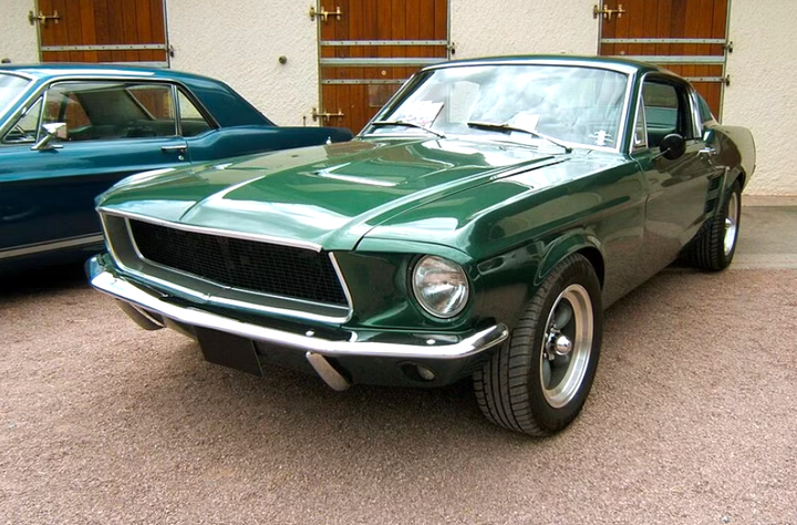 Chiếc Ford Mustang 1967 màu xanh lá Ivy Green của nữ ca sĩ được trang bị bộ vành xe đua rally phiên bản giới hạn.
