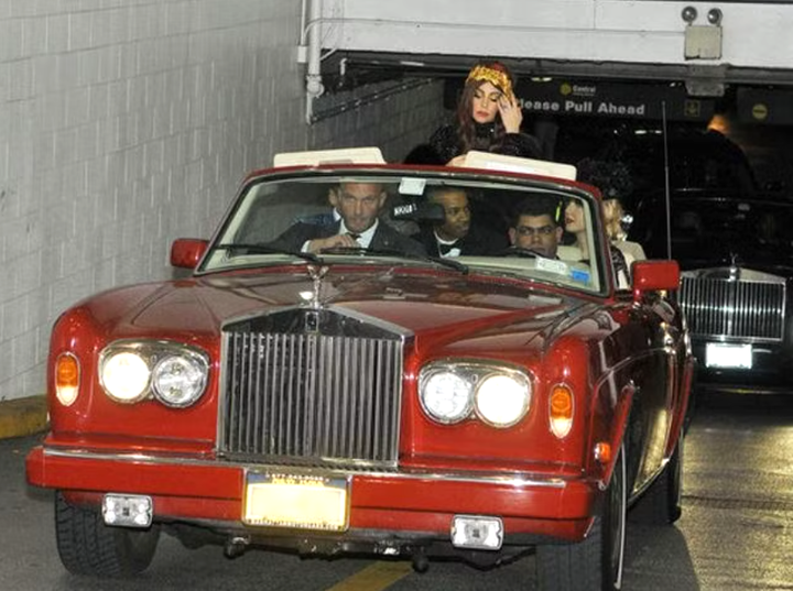 Chiếc Rolls-Royce Corniche đã được nữ ca sĩ bán đấu giá để gây quỹ từ thiện.