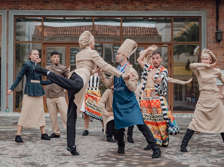 Sunset Town sera plongée dans une ambiance de festival permanente avec des spectacles de rue tout au long de la journée.