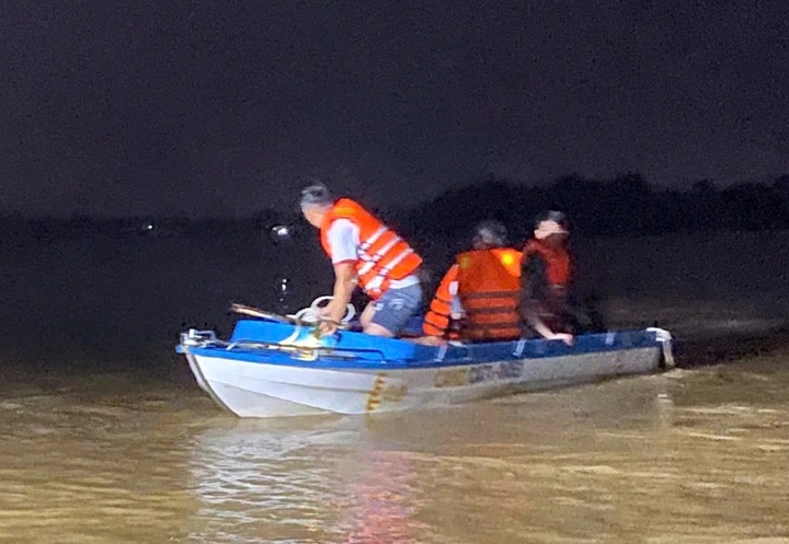 Lực lượng chức năng đang giải cứu những người mắc kẹt trong mưa lũ ở Quảng Trị. (Ảnh: Công an xã Hiếu Giang)