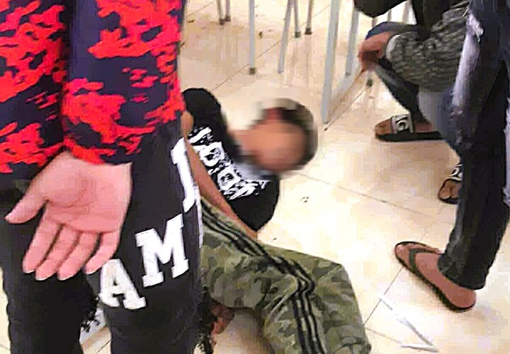 Hình ảnh nam sinh N.T.A.T. bị đánh bất tỉnh tại Trường Cao đẳng Nông nghiệp Thanh Hóa ngày 31/10.