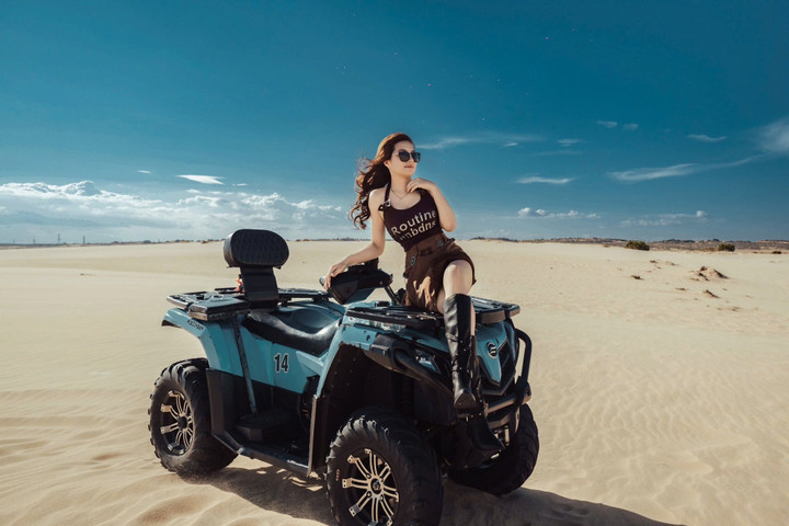 Du khách trải nghiệp vẻ đẹp Bàu Trắng.