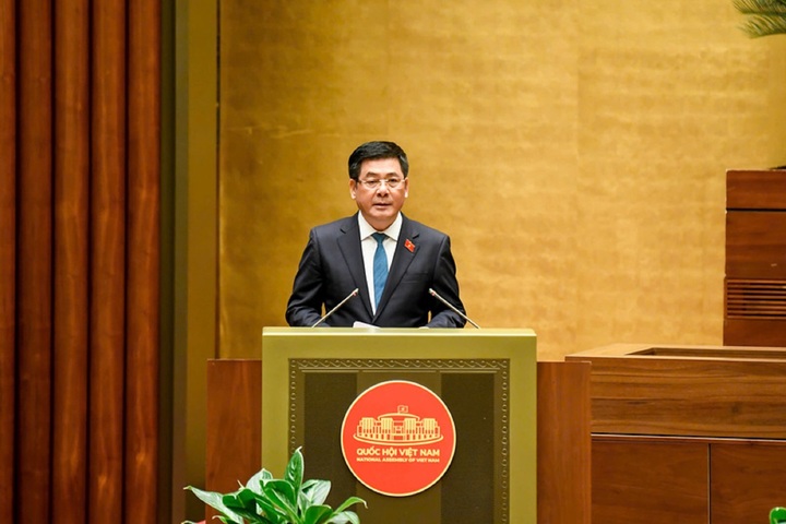 Bộ trưởng Nguyễn Hồng Diên báo cáo Quốc hội dự án Luật Thương mại điện tử. (Ảnh: Media Quốc hội).