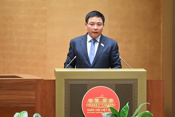 Bộ trưởng Bộ Tài chính Nguyễn Văn Thắng trình bày tờ trình. (Ảnh: Media Quốc hội).