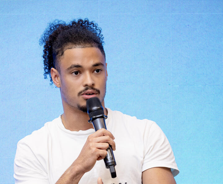 Cựu cầu thủ Pháp mất chân vì não mô cầu, biến đau thương thành cảm hứng