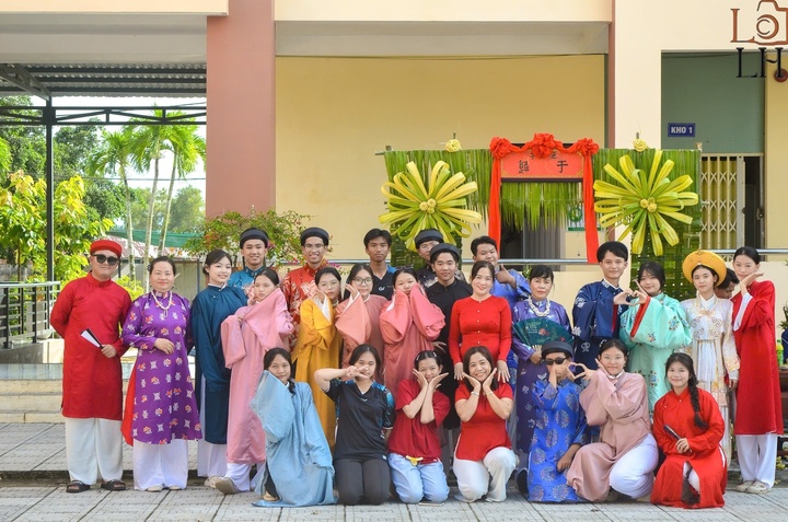 លោកគ្រូ អ្នកគ្រូ និងសិស្សានុសិស្សថតរូបអនុស្សាវរីយ៍បន្ទាប់ពីសកម្មភាពក្រៅកម្មវិធីសិក្សា (រូបថត៖ NVCC)