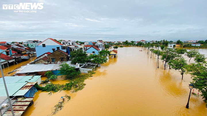 Nhiều nơi ở miền Trung vẫn ngập trong biển nước. (Ảnh: Thanh Ba)