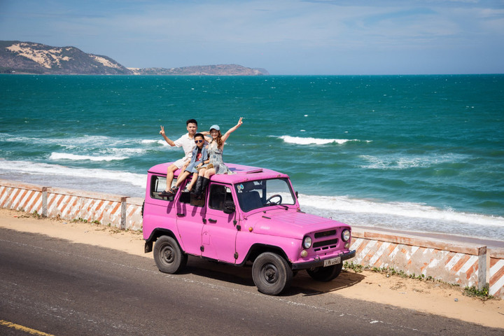 Bình Thuận hấp dẫn du khách bởi nắng rực rỡ và biển luôn hắt lên thứ ánh sáng màu lam ngọc.