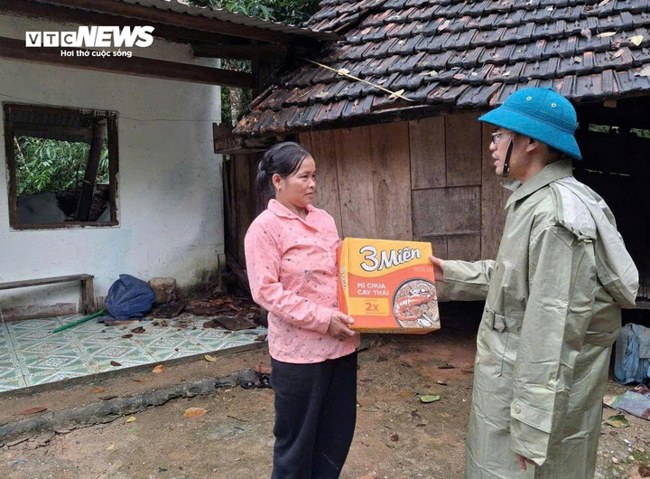 Lãnh đạo xã Avương và các ngành đã hỗ trợ gạo, mì tôm, cá khô, chăn mền, áo ấm và nhu yếu phẩm cho người dân thôn Atếêp và thôn Đang đang bị cô lập do sạt lở. Cơ bản người dân đủ lương thực trong hơn hai tuần.