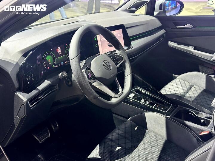 Khoang lái phiên bản Golf 1.5 eTSI. (Ảnh: Mạnh Hùng)