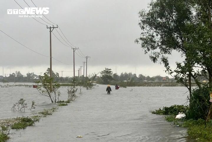 Nhiều tuyến đường trên ở xã Trường Ninh (Quảng Trị) đang ngập sâu gây nguy hiểm cho người và phương tiện qua lại