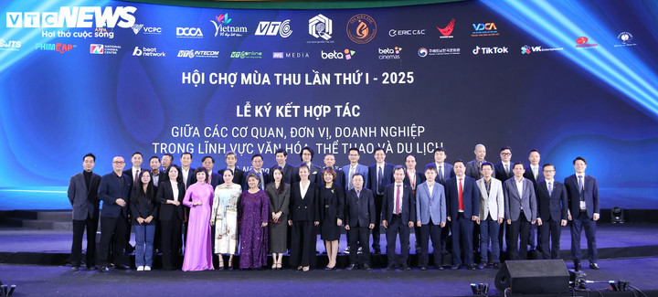 Lãnh đạo Bộ VHTT&DL cùng đại diện các đơn vị tham gia lễ ký kết.