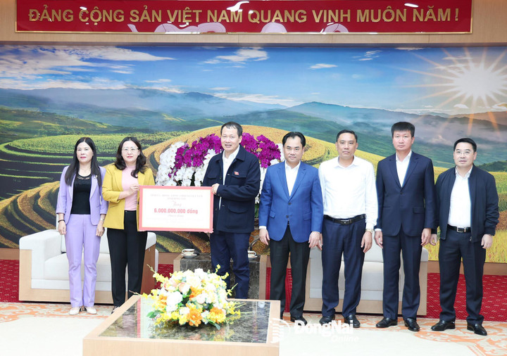 Ông Vũ Hồng Văn trao biểu trưng tiền hỗ trợ tỉnh Lào Cai.