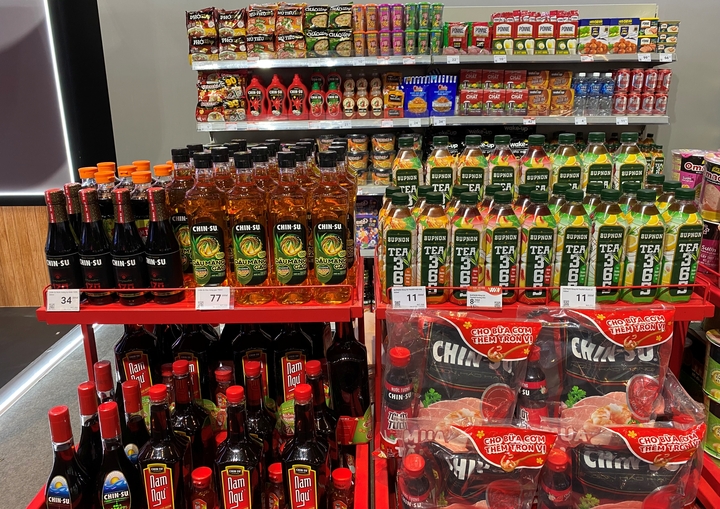 Ông lớn kinh doanh nước nắm, nước tương, mì gói đang gặp thách thức trong quá trình chuyển đổi hệ thống phân phối. (Ảnh: Đại Việt)