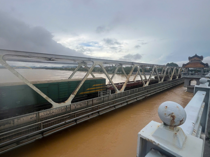 Đường sắt điều hàng loạt tàu trấn giữ cầu Bạch Hổ, Dã Viên ở Huế