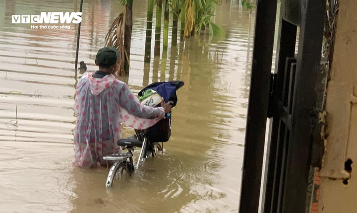 Nhiều khu vực thấp trũng ở Đà Nẵng ngập sâu.