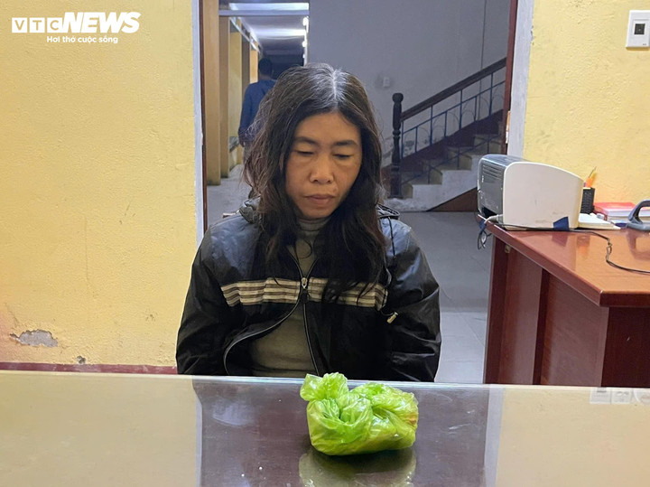 Trần Thị Minh Hà tại trụ sở cơ quan công an và số tang vật là 7,9 lượng vàng ăn trộm của người thân.