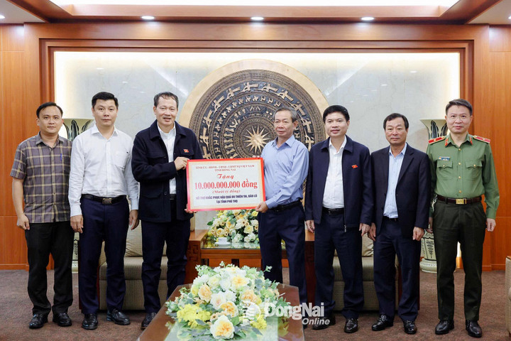 Ông Vũ Hồng Văn - Bí thư Tỉnh ủy, Trưởng đoàn Đại biểu Quốc hội tỉnh Đồng Nai (thứ 3 từ trái qua) trao biểu trưng 10 tỷ đồng hỗ trợ tỉnh Phú Thọ khắc phục hậu quả thiên tai.