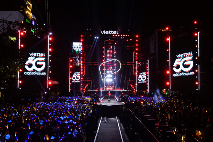 Sân khấu công nghệ hiện đại, dùng âm nhạc để kể câu chuyện của cảm xúc.