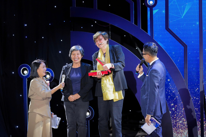 Da han ankom Vietnam tidlig i 2022, gjenforente han seg med sin vietnamesiske universitetsvenn i Ungarn på utvekslingsarrangementet med VinFuture-prisvinneren. Foto: VFP.