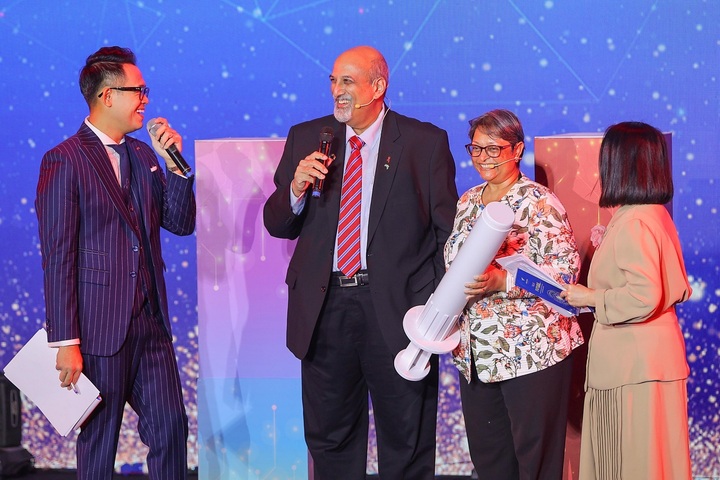 Professor Salim Abdool Karim og professor Quarraisha Abdool Karim delte om forskningen sin for å bidra til å forebygge risikoen for HIV-smitte og redusere byrden av AIDS, på et arrangement ved VinUni University tidlig i 2022. Foto: VFP.