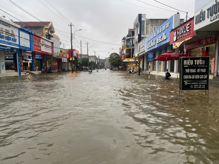 Hiện tình hình mưa lũ ở Quảng Trị diễn biến phức tạp, nước sông dâng cao, nhiều nơi ngập sâu trong nước.