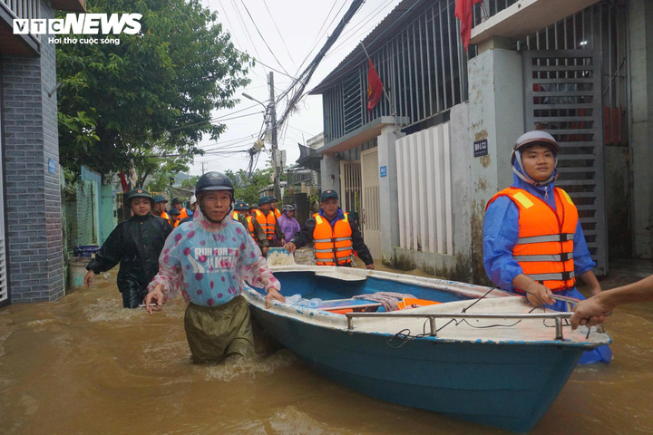 Đưa ghe vào khu vực ngập sâu để hỗ trợ người dân sơ tán, di dời tài sản.