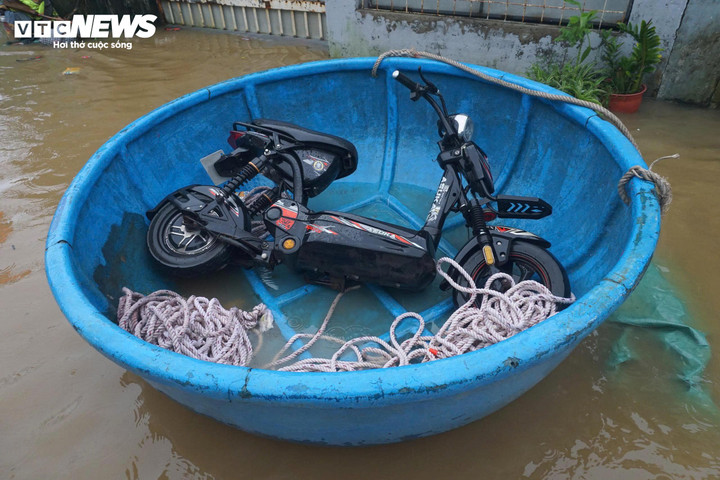 Nhiều phương tiện như xe điện được bỏ trên thúng để chở ra ngoài.