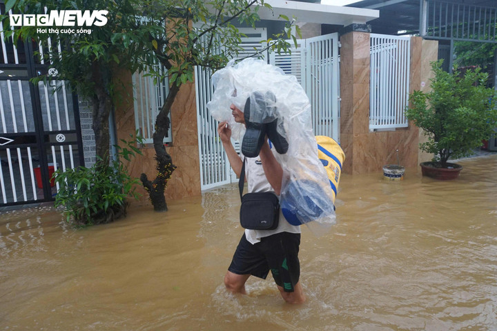 Trước tình hình nước lớn và chảy xiết, người dân khăn gói đồ đạc đi sơ tán.