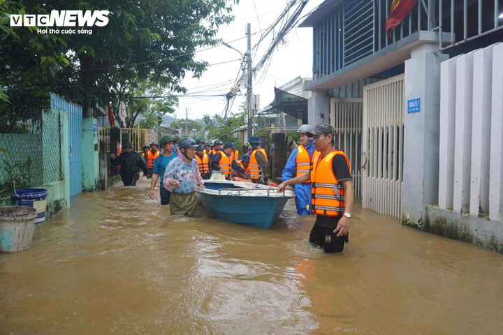 Lực lượng Công an phường Hòa Khánh, Ban chỉ huy Quân sự phường và Trung đoàn Bộ binh 971 Bộ Chỉ huy Quân sự TP Đà Nẵng đã lội vào vùng ngập sâu nhất để sơ tán người dân ra bên ngoài.