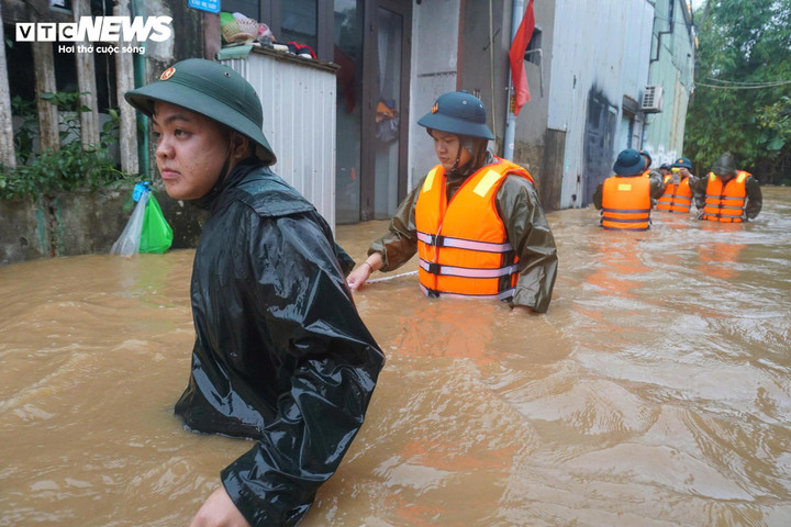 Lực lượng chức năng căng dây thừng làm điểm bám để tiến vào sâu trong khu dân cư.