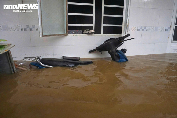 Nhiều nhà dân trên đường Mẹ Suốt ngập sâu cả mét, xe cộ chìm trong biển nước.