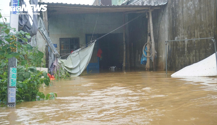 Theo người dân địa phương, từ rạng sáng nay (3/11), mưa lớn kết hợp dòng nước lũ đục ngầu cuồn cuộn đổ từ trên núi xuống khu dân cư ở "rốn lũ" Mẹ Suốt, tạo thành dòng chảy xiết.