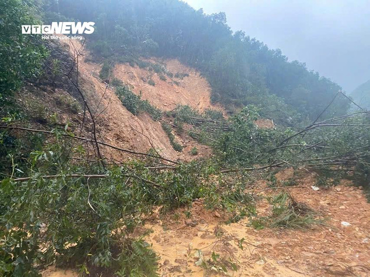 Nhiều đoạn trên tuyến quốc lộ 9B, 9C qua xã Kim Ngân (tỉnh Quảng Trị) xảy ra sạt lở hàng nghìn m3 đất đá. (Ảnh: Ngọc Hải)