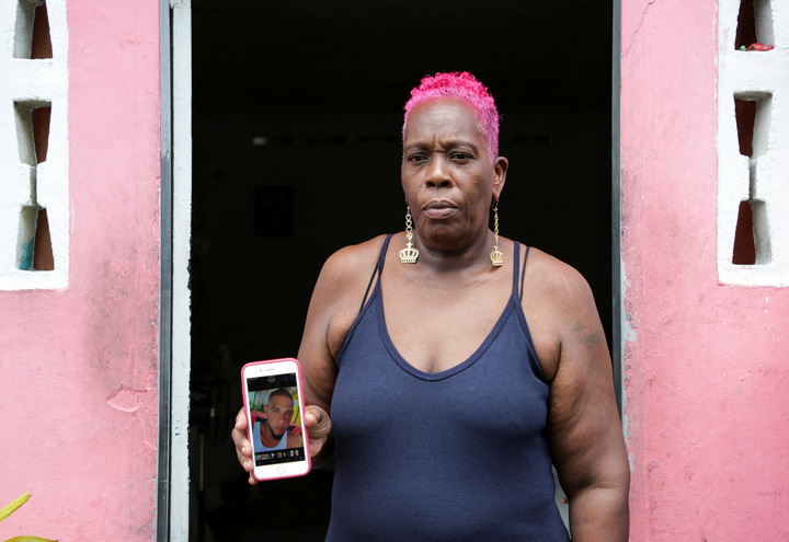 Bà Lynette Burnley, người tin rằng cháu trai mình, Chad Joseph, đã thiệt mạng trong một cuộc không kích của quân đội Mỹ nhằm vào một con tàu ở vùng Caribbean. Bà yêu cầu chính quyền cung cấp bằng chứng để làm rõ tuyên bố của Tổng thống Donald Trump rằng các nạn nhân là những kẻ buôn ma túy. (Ảnh: Reuters)