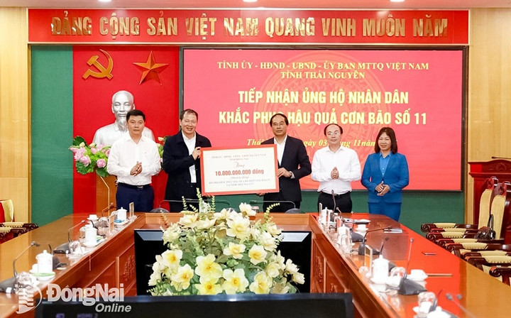 Ông Vũ Hồng Văn trao biểu trưng 10 tỷ đồng ủng hộ tỉnh Thái Nguyên khắc phục thiệt hại bão, lũ