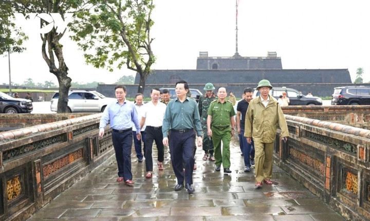 Phó Thủ tướng Mai Văn Chính (áo xanh đi giữa) đến kiểm tra khu vực Đại Nội Huế.