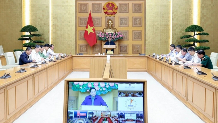 Thủ tướng Phạm Minh Chính chủ trì cuộc họp khẩn trực tuyến với một số địa phương miền Trung về công tác ứng phó, khắc phục hậu quả thiên tai, mưa lũ. (Ảnh: Đoàn Bắc)