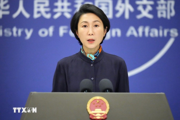 Người phát ngôn Bộ Ngoại giao Trung Quốc Mao Ninh phát biểu trong một cuộc họp báo tại Bắc Kinh. (Ảnh: Kyodo/TTXVN)