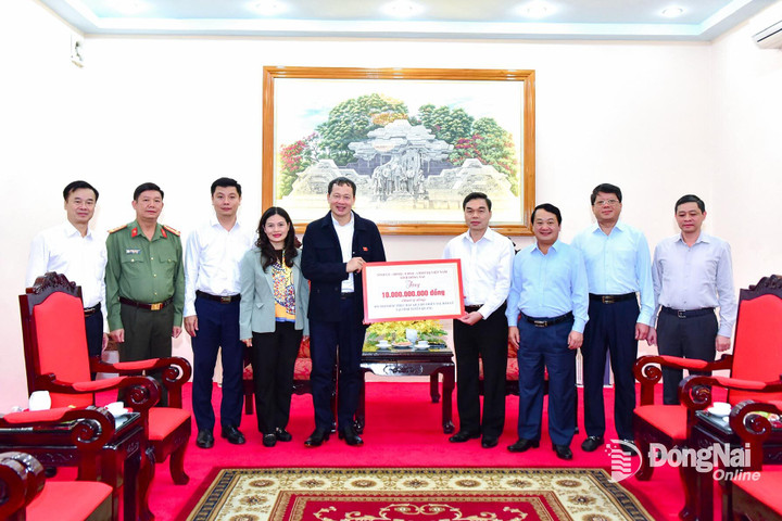 Ông Vũ Hồng Văn trao biểu trưng hỗ trợ 10 tỷ đồng cho tỉnh Tuyên Quang.