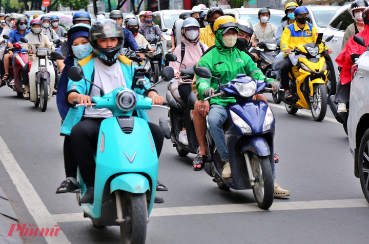 Xe máy điện và xe máy xăng lưu thông ở trung tâm TP.HCM.