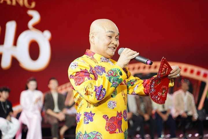 "Vua hài đất Bắc" Xuân Hinh hát chầu văn, giao lưu khán giả.